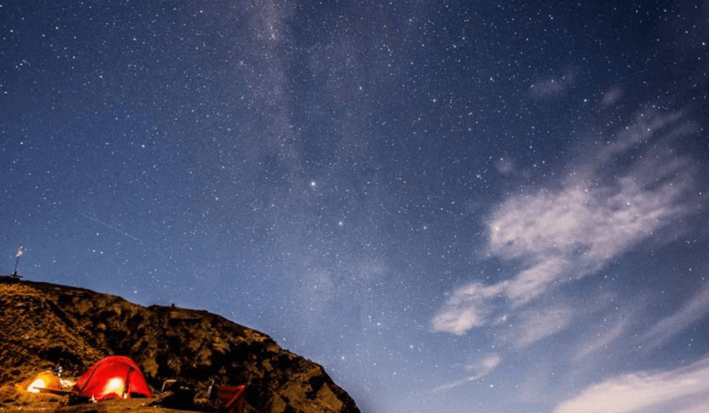 Photographie d'un campement sous les étoiles sur le Mont Rinjani, Lombok, Indonésie.