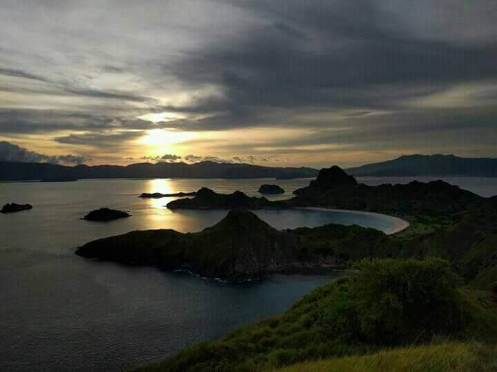 Caroussel de photos montrant les activités pendant la croisière vers les îles Komodo.