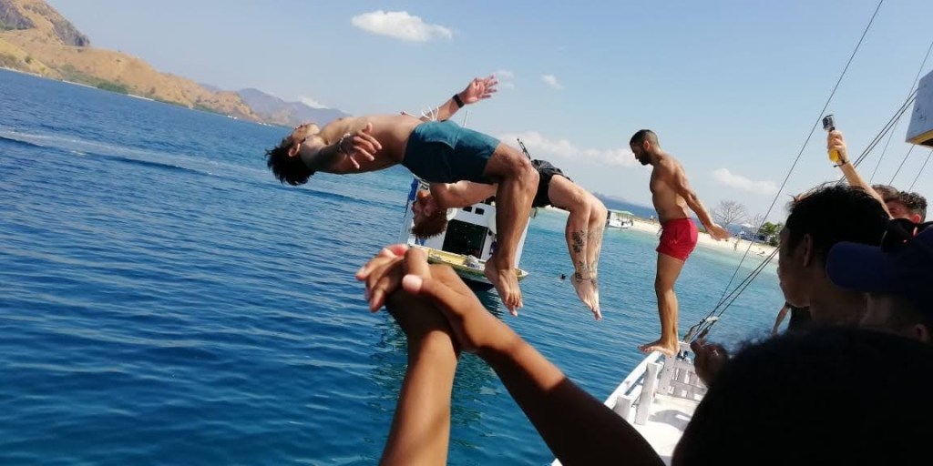 Caroussel de photos montrant les activités pendant la croisière vers les îles Komodo.