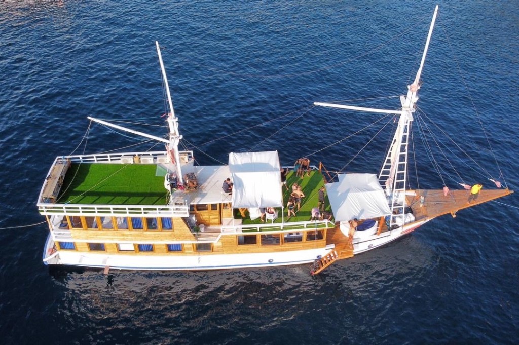 Komodo island tour package best price guarantee from Lombok and Labuan bajo by klm arumi