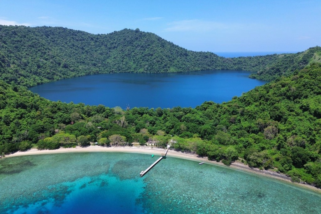 Komodo cruises package,Flores-stunning view of satonda island from above