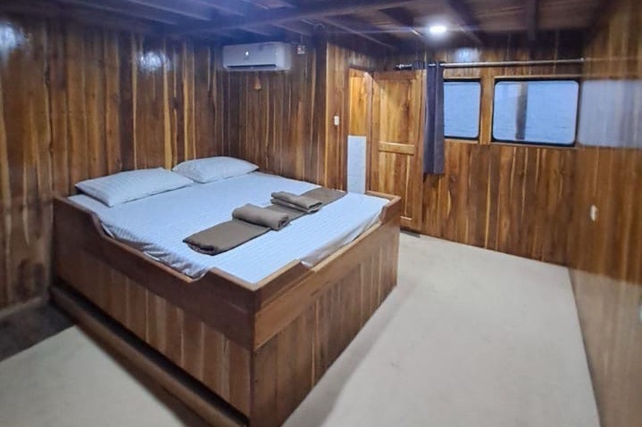 Four days phinisi cruise to Komodo island with Caesar,Flores-Indonesia 