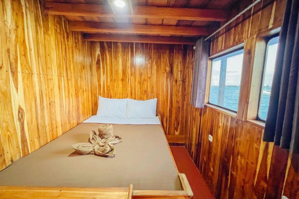 Four days phinisi cruise to Komodo island with Caesar,Flores - Labuan bajo-Indonesia 