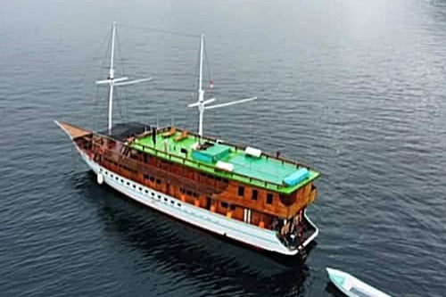 Four days phinisi cruise to Komodo island with Caesar,Flores -Labuan bajo,Indonesia 