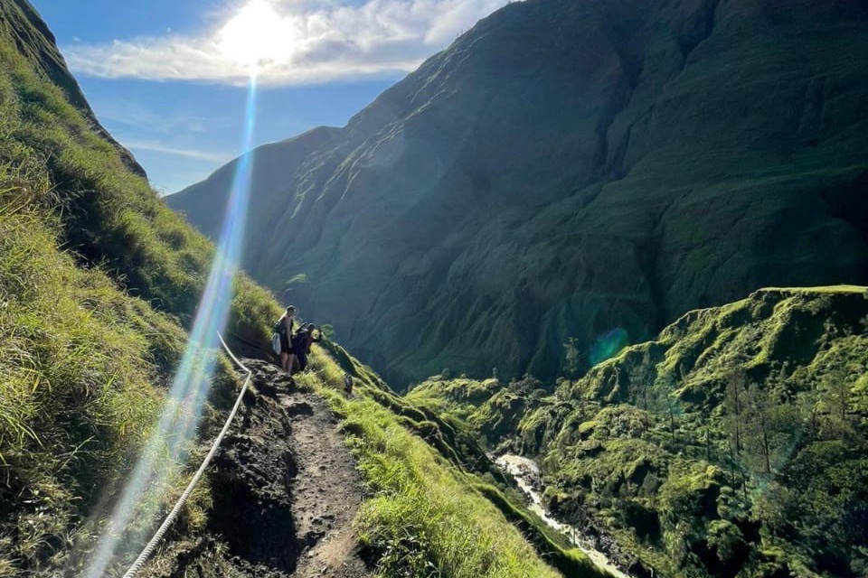 3 days 2 nights mountain rinjani trekking adventure start from Senaru finish Torean,Lombok-Indonesia 