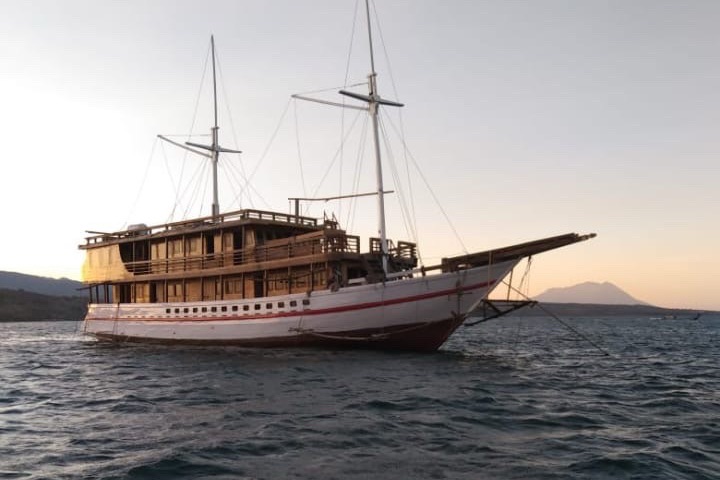 Four days phinisi cruise to Komodo island with Caesar,Flores -Labuan bajo,Indonesia