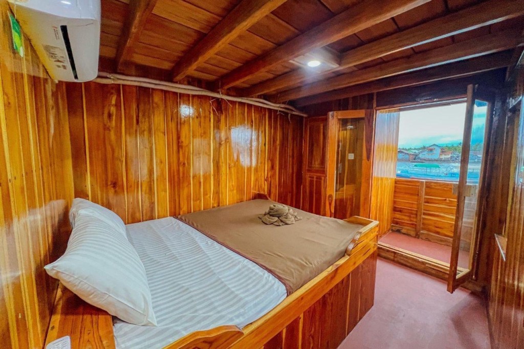 Four days phinisi cruise to Komodo island with Caesar,Flores-Indonesia 